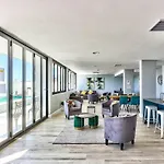 Compact 2 Bed Aptmt Parking Communal Lounge
